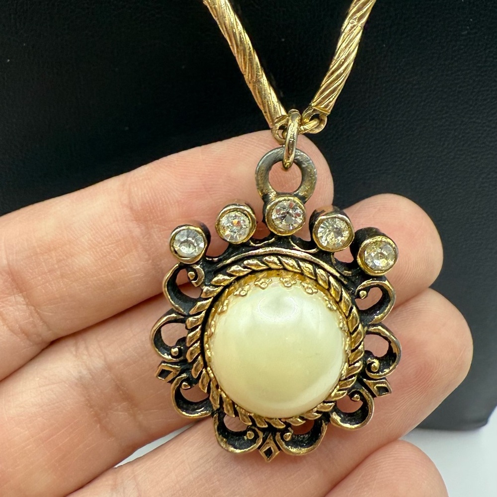 Vintage Faux Pearl Pendant Necklace | Gold Scalloped Frame Rope Chain - Picture 4 of 10